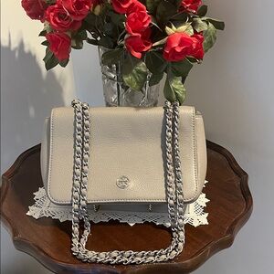 LIKE NEW Tory Burch Robinson gray chain crossbody wallet